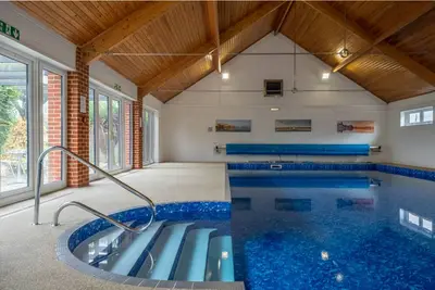 Image de Un trou de boulon parfait pour deux avec une fabuleuse piscine intérieure chauffée à disposition toute l'année.