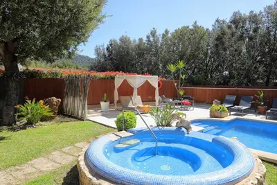 Image de Romantic home for the whole family, with 4 bedrooms and jacuzzi.