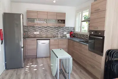 Bel Apt Climatisé, 2 chambres, 1 pl de parking, à 3 min de la plage/restaurants.