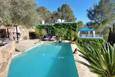Image de Bastide typique d’Ibiza en pierre faisant face au couché de soleil. Et-0636-E