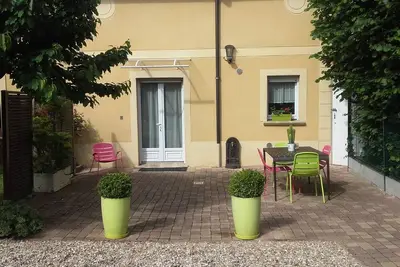 Image de maison calme avec terrasse et parking prive. courts sejours de 3 jours acceptes