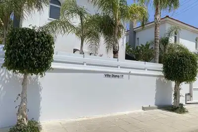 Image de Villa confortable avec piscine, emplacement fantastique - 5 m à pied de la plage et des commodités Wifi gratuit