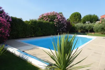Image de Superbe villa avec piscine au calme tout en étant à proximité du centre ville