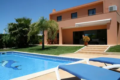 Image de Villa moderne avec piscine privée, à 15 minutes à pied de la vieille ville, à 5 minutes en voiture du golf,