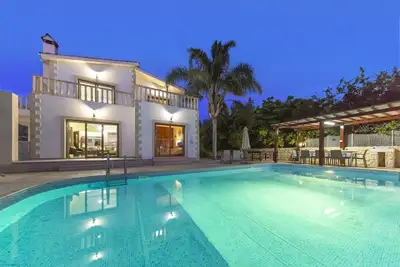 Image de Villa Alasia - a beach villa with heated pool that sleeps 8 guests in 4 bedrooms