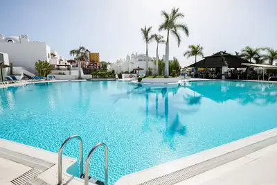Image de Rez de chaussée luxueux avec terrasse ensoleillée parfait pour les familles