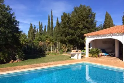 Image de Belle, grande villa (300 m2) avec piscine privée, magnifique jardin et quatre chambres!