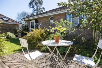 Image de Appartement élégant et confortable près de Freshwater Bay. Animaux acceptés. Jardin privé