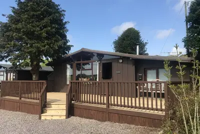Image de Belle cabane en rondins, niché dans les montagnes tranquilles surplombant la mer