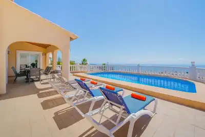 Image de Villa de 4 chambres avec piscine et vue spectaculaire sur la mer