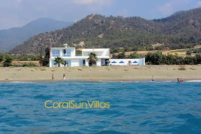 Image de Beach Front Spectacular Villa, complètement privé, ultime détente et confort
