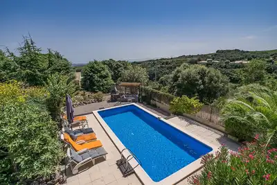 Image de Villa de luxe idyllique au milieu des vignobles avec piscine privée