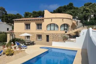 Villa individuelle superbement entretenue dans un terrain privé avec piscine privée