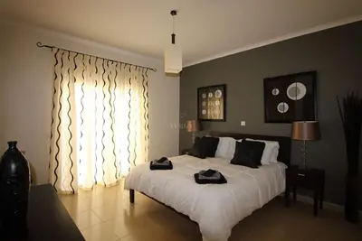 Image de Appartement moderne de 2 chambres, à quelques minutes du port de plaisance, de la plage et de la ville.