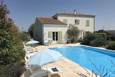 Image de Belle Maison Charentaise avec piscine privée dessus charmant port, près des plages
