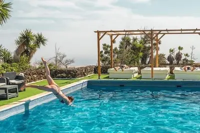 Image de Piscine chauffée, bain à remous, bar / salle de jeux, salle de gym, cave, WiFi gratuit, 5 lits avec 5 salles de bains