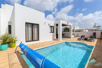 Image de Piscine privée chauffée, Wi-Fi, climatisation, située dans un quartier résidentiel calme
