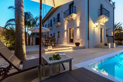 Image de Villa Raphael, propriété de luxe avec piscine et vue sur la mer