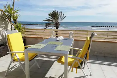 Image de Appartement avec une grande terrasse et une vue magnifique sur la plage et la piscine