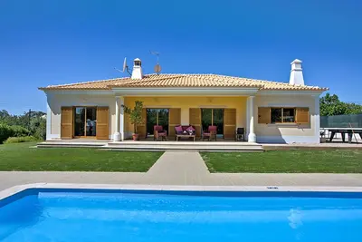 Image de Fantastique villa spacieuse avec piscine privée chauffée