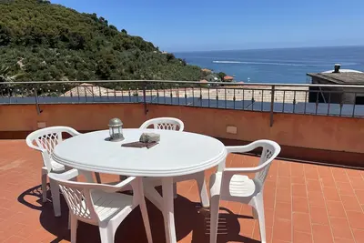 Image de Maison avec terrasse vue sur mer et place de parking