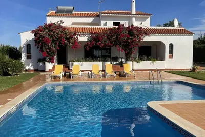 Image de Villa de 3 chambres avec piscine privée située à Albufeira. Près de Guia, plages d'Albufeira