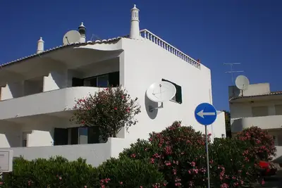 Image de Emplacement fantastique. Près de la plage. Maison avec terrasse sur le toit et vue sur la mer