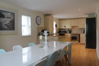 Image de Appartement De Luxe Penthouse Le Long D'Ilfracombe Front De Mer! IDÉAL Pour Les Familles!