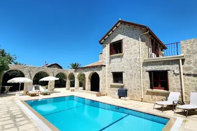 Image de Maison de vacances traditionnelle en pierre jaune