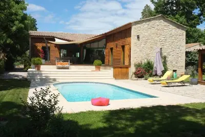 Image de Belle Maison contemporaine avec jardin et piscine
