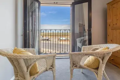 Image de Belle maison de caractère bénéficie d'une vue imprenable sur le quai