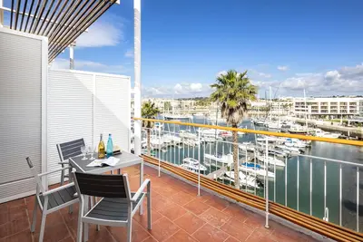 Image de Marina Bérrio - T1 luxueusement rénové en 2018, sur la Marina de Lagos