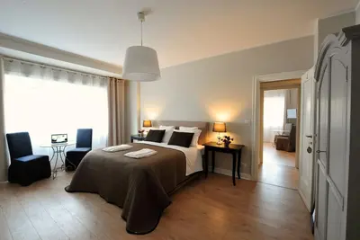 Image de 6 chambres, 3 salles de bain, 1 cuisine, 1 salle à manger, 5 minutes à pied du Vatican