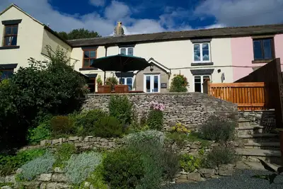 Image de Cottage historique avec salle à manger privée donnant sur le jardin et vue Dale