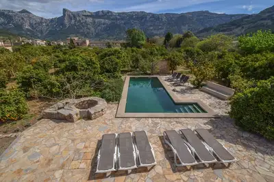 Image de Villa ensoleillée et calme avec piscine et vue imprenable sur la montagne