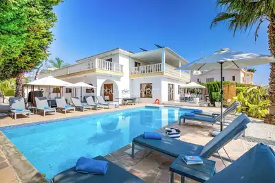 Image de Immense 5 * Villa, 1 min de la plage, piscine privée chauffée, bain à remous, 16 personnes +