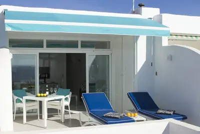 Image de Appartement d'une chambre de luxe, terrasse privée, vue sur l'océan, télévision britannique complète, WiFi