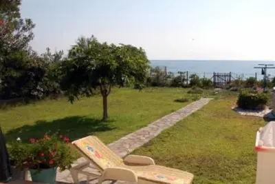 House with garden and direct access to the beach