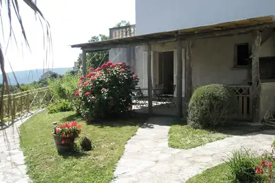 Image de Maison avec jardin, entre mer et montagne