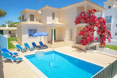 Image de Villa individuelle de 4 chambres avec piscine d'eau salée