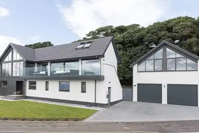 Image de Le Wee Glasshouse est un studio moderne situé sur le littoral de Fife.