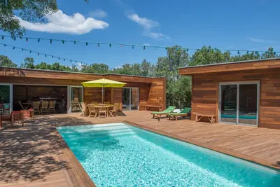 Image de Dans le maquis Villa tout en bois exotique, piscine privée chauffée, jacuzzi.