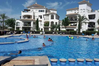 Image de Appartement élégant et moderne, parfait pour les familles - Superbes vues sur la piscine et le golf