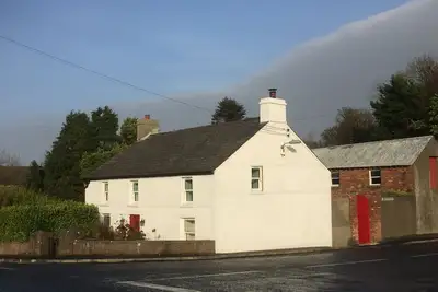 Image de Cottage irlandais de luxe des années 1760 sur la route côtière de la chaussée