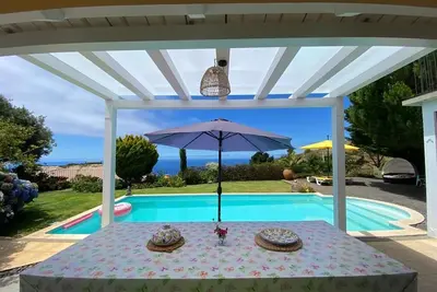 Image de Villa typique sur l'île de Madère avec piscine et vue mer