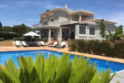 Image de Villa de luxe avec piscine et vue mer