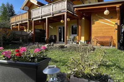 Image de Belle maison de vacances 8-p avec sauna à distance de marche d'un domaine skiable et de randonnée