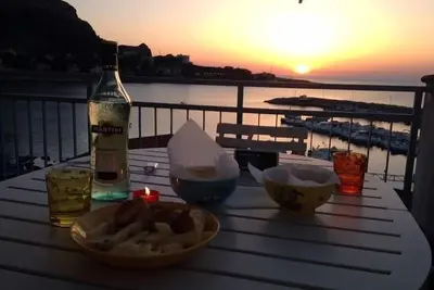 Image de Gorgeous Attic Room by the Sea. Breathtaking view