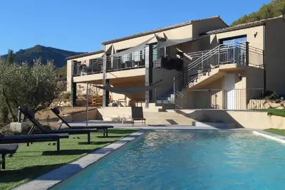 Image de Villa moderne avec piscine privée au milieu des collines en Drôme Provençale sud