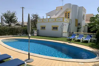 Image de Villa avec jardin et piscine
